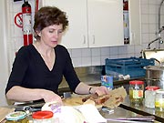 Hinter den Kulissen: Kchen"Chefin"
Helena bereitet das Essen vor .