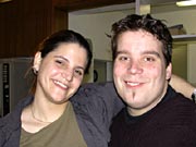 Kassierin Sandra ist happy ber den Erfolg und Dani darf sich mitfreuen.