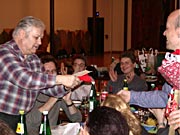 Werner alias Millionr Tobler gibt dem armen Schlucker Stephan eine Menge Kies (oder so).