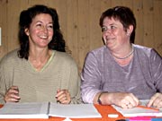 Noch wird am Regiepult gelacht (Agnes und Christina)