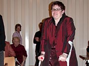 Regieassistentin Christina h�tte auch eine Rolle spielen sollen. Doch nach einem Unfall vor einigen Tagen gab es St�cke statt B�hne. Daf�r konnte sie die Premiere von unten geniessen.