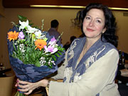 Die Regisseurin (Agnes B�hlmann) mit dem verdienten Blumenstrauss. Herzlichen Gl�ckwunsch!