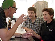 Marsmenschen? (Kurt, Marek und Helena beim Getrnkehandel)