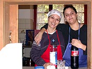 Wer nicht spielt, planscht in der Kche und empfngt die ungebetenen Gste.