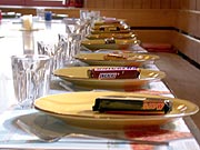 Wer wird aus all diesen Tellerchen essen?