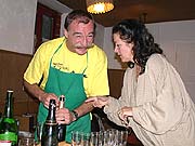 Eile mit Weile: Zuerst die exzellente Weindegustation (Rolli und Agnes)