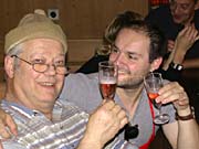 Werner und Claudio bechern, h.. glserln, was das Zeug hlt. Und das Zeug hlt.