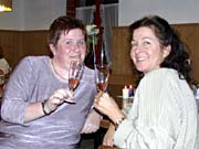 Das Regieteam macht Pause. Allerdings nicht lila, sondern rosa. Prost!