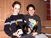 Sie durften noch nicht schlrfen, dafr die leeren Flaschen entsorgen. Sorry, aber Alkohol gibts erst ab 18 (Uhr)! 