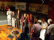 Applaus und Blumen nach vollbrachter "Tat"