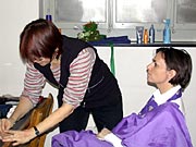 Ohne Schminke geht die Resi nicht zur Alp!