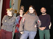 Die hren (hoffentlich) interessiert seinen Ausfhrungen zu.