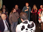 Der Prsident (im Flecken-Jggli) begrsst die Gste auf der Bhne.