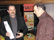 Regisseur Mani muss als Erster dran glauben.