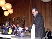 Und dann werden noch viele andere an den bervollen Gabentisch gebeten.