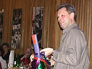 Roger, der das alles organisiert hat, darf auch ein Tschchen abschleppen...