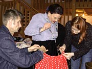 Dorette wird umgarnt und umschnrt