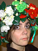 Holde Maid mit Blumenkranz