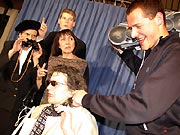 Mal sehen, ob sie hört!