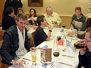 Nach dem Tages Müh und Plagen füllt man sich nun seinen Magen.