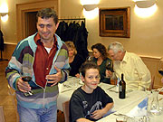 Auch der Boss lässt alles sein, ausser einem Gläschen Wein.