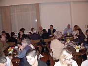 Volles Premierenfeier-Haus links