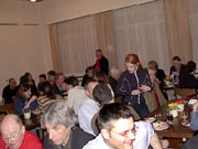 Volles Premierenfeier-Haus rechts