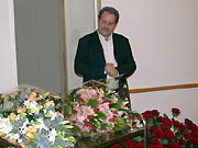 Präsident Michael Karch verteilt Blumem...