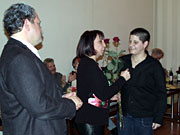 Augen zu und durch: Bestechnungs-Rosen für die geplagte Kassierin (Sandra Bühler), die dann alles bezahlen darf.