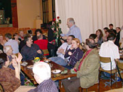 Werner Zbinden wird für die Bühnenbild-Konstruktion geehrt.
