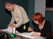 Am Regiepult wird geblättert  (Claudio und Michèle)