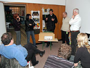 Wir sind gespannt, wie es dann 1:1 aussehen wird, also auf der Bühne.