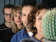 Vier der acht SpielerInnen vertecken sich hinter dem Kaktus